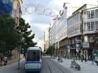 Vista moderna de la Rúa San Andrés con edificios y tranvía