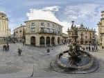 Amplia vista panorámica de la Plaza de Platerías con la fuente y edificios circundantes.