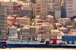Ferry y edificios del puerto pesquero de O Berbés