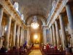 Nave central de la Concatedral de Santa María de Vigo con columnas y araña de luces