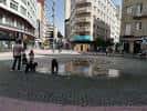 Vista diurna de la Glorieta de Compostela con la fuente inactiva y personas