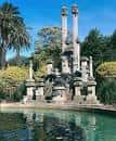 Monumento con estatuas y estanque en los jardines