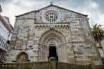 Fachada principal de la Iglesia de Santiago con su rosetón y entrada