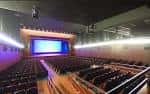 Interior del auditorio principal desde un ángulo lateral