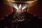 Escenario iluminado y público en la Sala Capitol durante una actuación