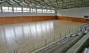 Interior de la pista polideportiva con gradas