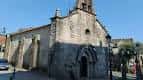 Vista lateral de la Iglesia de Santiago de Bembrive con calle
