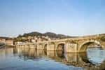 Puente de piedra histórico sobre el Río Gafos en Pontevedra