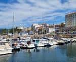 Puerto deportivo de Curuxeiras con yates modernos y edificios en la orilla
