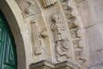 Detalle de la ornamentación escultórica en un arco del Convento de Santa Clara