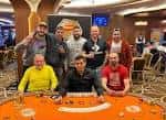 Grupo de personas en una mesa de póker en el Casino de Vigo