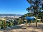 Mirador del Parque Forestal da Tomba con vistas amplias a la ciudad y el paisaje circundante.