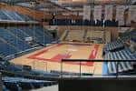 Vista interior de la cancha de baloncesto y las gradas bajas del Multiusos Fontes do Sar