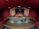 Vista panorámica del interior de la Sala Capitol con escenario y butacas vacías