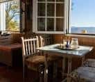 Comedor rústico con mesa y sillas de madera junto a una ventana