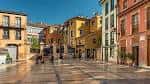 Vista panorámica de la Plaza Trascorrales con edificios coloridos bajo el sol