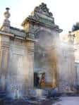 Fuente de As Burgas con vapor visible en un día soleado