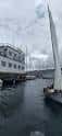 Edificio del Real Club Náutico de Vigo visto desde el agua con un mástil de velero
