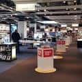 Vista de un pasillo interior de Fnac A Coruña con estanterías y clientes.