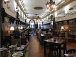 Salón principal del Café Casino con mesas preparadas