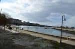 Paseo marítimo de Bouzas con personas caminando junto a la ría