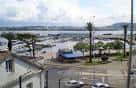 Vista elevada del puerto de Curuxeiras con la marina y el entorno urbano