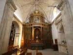 Detalle del retablo y altar en el interior de la Iglesia de Santo Domingo