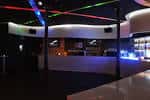 Interior de la Sala Sónar con barra iluminada y pista de baile