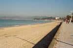 Paseo marítimo de la Playa de Samil con la arena y el mar