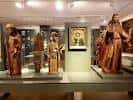 Interior del Museo de las Peregrinaciones con esculturas y exposiciones