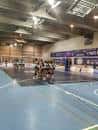 Vista interior del Polideportivo O Pompeo con cancha de juego y redes de voleibol