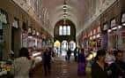 Interior del Mercado de Abastos con pasillo central y arcos