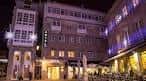 Fachada iluminada del Hotel Alda Puerta del Sol por la noche