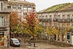 Plaza de la Princesa en otoño con árboles de follaje rojizo