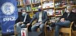 Mesa redonda con tres participantes en la Libraría Paz