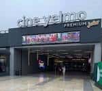 Entrada principal de Cine Yelmo Premium Vialia en Vigo con cartel luminoso
