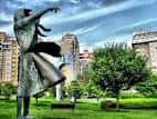 Estatua 'Aí veñen os mariñeiros' en la Praza de Mariñeiros