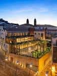 Vista aérea del Palacio de la Oliva al atardecer con iluminación exterior