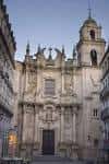Fachada de la Iglesia de Santa Eufemia al atardecer con iluminación cálida