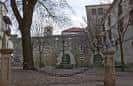 Panorámica de la Plaza de las Bárbaras en invierno con la cruz y edificios históricos