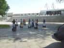 Grupo de personas en Segway en la Plaza de la Estrella con escalinatas al fondo
