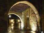 Arco de entrada a la Plaza da Pedreira iluminado por la noche