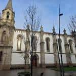 Exterior de la Iglesia Castrense de San Andrés en invierno con árboles sin hojas