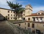 Edificio histórico con torre y patio interior en el centro de Pontevedra