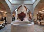 Gran sala del museo con un modelo de barco y una estructura circular de piedra