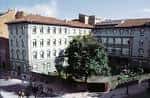 Fachada histórica del Colegio Dulce Nombre de Jesús con patio interior.