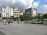 Panorámica de la Plaza de A Ferraría con árboles y edificios históricos
