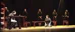 Escena teatral con varios actores en el escenario del Teatro del Andamio