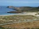 Dunas y camino de acceso a la playa de Doniños con rocas