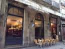 Fachada exterior del Café Casino con terraza en la calle